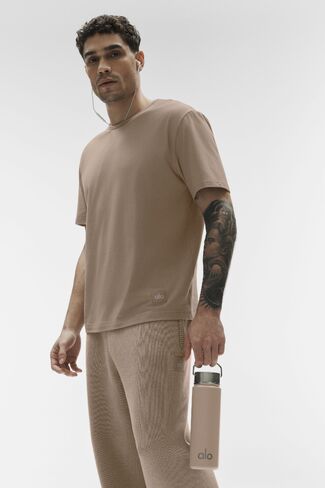 Alo Yoga Street Essential Tee - Gravel in Saudi Arabia