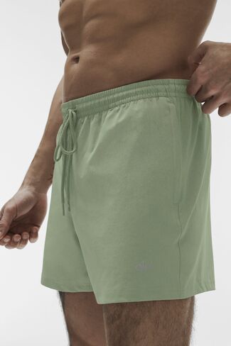 Alo Yoga 5" Circuit Short - Dune Grass in Saudi Arabia