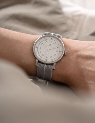 حركة سويسرية للجنسين مقاس 40 ملم مع حزام باراشوت وساعات زجاجية من كريستال الياقوت in Kuwait