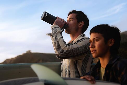 زجاجة مياه من الفولاذ المقاوم للصدأ معزولة بالفراغ سعة 40 أونصة من CamelBak Chute Mag، لون الكثبان الرملية in Kuwait
