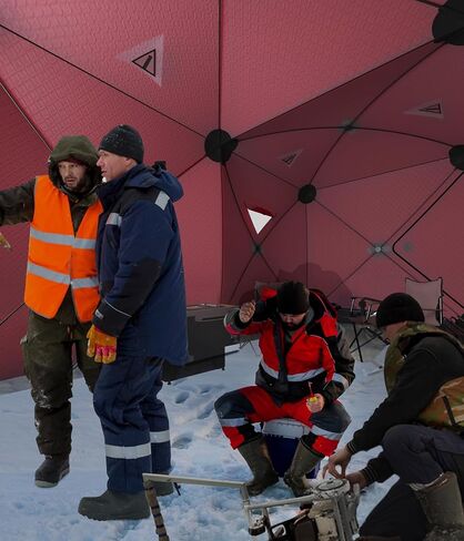 GarveeHome Pop Up Ice Fishing Tent, Insulated Hub Shelter for 6-8 Persons in Saudi Arabia