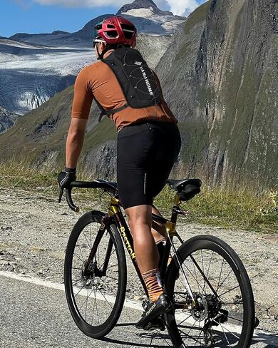 Ultralight Hydraion Running Vest with 2L Water Bladder for Men Women, Waterproof Water Backpack with Zipper Phone Pocket, Multipocket Hydropack Vest for Cycling Running Marathon Jogging, Black in Kuwait