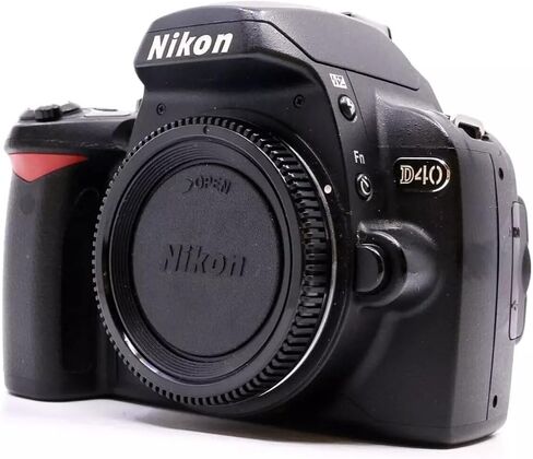 Nikon D40 6.1MP Digital SLR Camera Kit with 18-55mm f/3.5-5.6G ED II Auto Focus-S DX Zoom-Nikkor Lens in Saudi Arabia