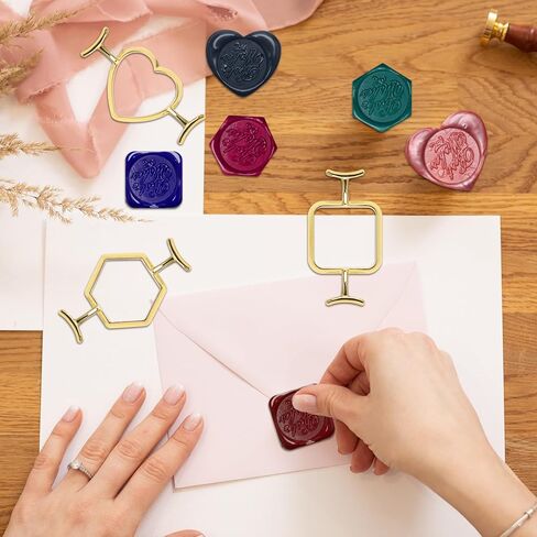 قالب ختم الشمع المعدني، قالب ختم الشمع الذهبي من لوكسيف، قالب دائري على شكل زهرة مربعة الشكل سداسي الشكل على شكل قلب، قالب معدني لختم الشمع مع حصيرة السيليكون، 28 قطعة من ملصقات الشمع للمغلف، البطاقة، التغليف (3) in Kuwait