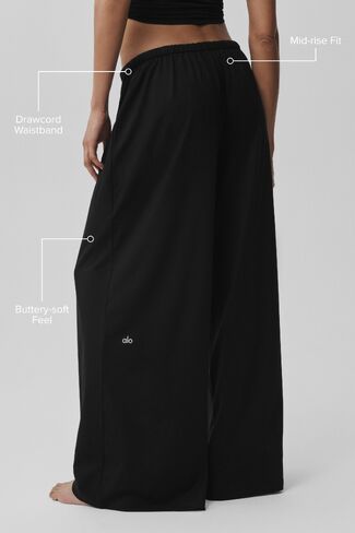 Alo Yoga Alosoft Mid-Rise Finesse Wide Leg Sweatpant - Black in Kuwait