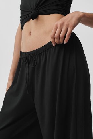 Alo Yoga Alosoft Mid-Rise Finesse Wide Leg Sweatpant - Black in Kuwait