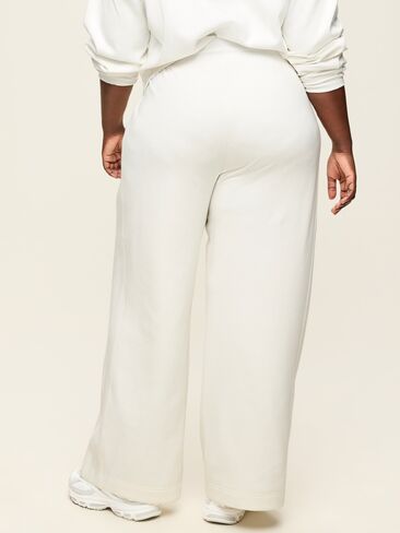 Old Navy Extra High-Waisted Dynamic Fleece Wide-Leg Sweatpants - Magnolia in Kuwait