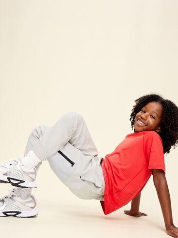 Old Navy Dynamic Fleece Utility Jogger Sweatpants for Boys - Light Heather Gray in Kuwait
