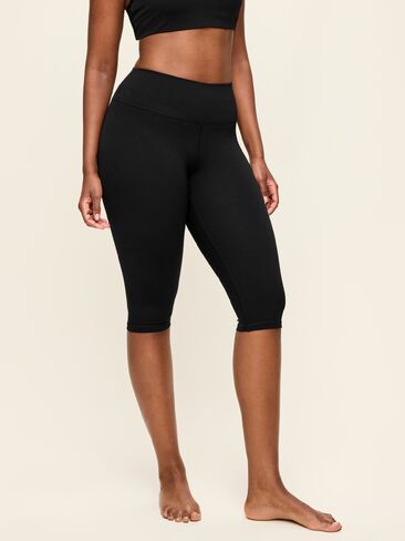 Old Navy High-Waisted StudioSmooth Pedal Pusher Capri Leggings - Black Jack in Kuwait