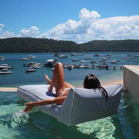 SUNNYLiFE Le Weekend Luxe Lie-On Lounger, Navy, PVC/Polyester, 70.87 x 33.46 x 19.69 inches, 8.38 lbs in Saudi Arabia