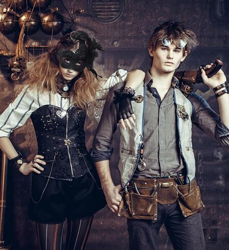 قناع تنكر قوطي أسود من Attitude Studio مع حواف مطرزة وريش in Kuwait