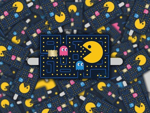 غلاف لاصق لبطاقة الائتمان مكون من قطعتين - تصميم محاكاة ساخرة لألعاب Arcade المتاهة الرجعية - أغطية بطاقات متينة من الفينيل in Kuwait