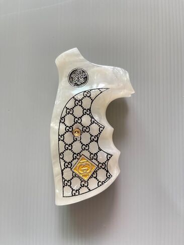 مقابض مسدس من الراتنج متوافقة مع إطار Smith and Wesson K/L بعقب مربع ومسدسات أخدود الإصبع وتصميم مربع فاخر وكلاسيكي مصنوع يدويًا من البوليستر in Kuwait