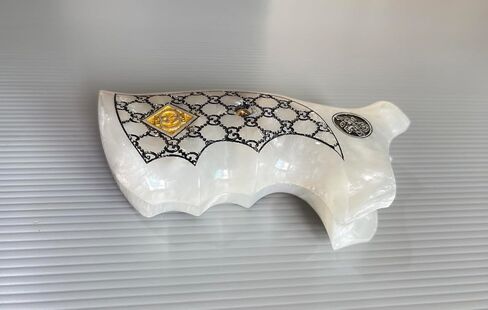 مقابض مسدس من الراتنج متوافقة مع إطار Smith and Wesson K/L بعقب مربع ومسدسات أخدود الإصبع وتصميم مربع فاخر وكلاسيكي مصنوع يدويًا من البوليستر in Kuwait