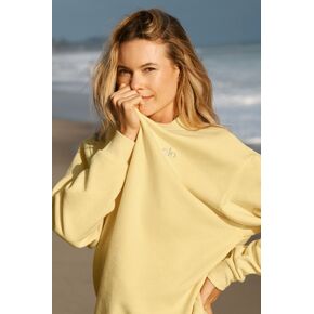 Alo Yoga Accolade Crew Neck Pullover - Warm Butter in Kuwait