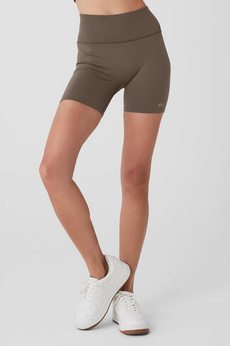 Alo Yoga 5" Seamless Ribbed Favorite Short - Olive Tree in Kuwait