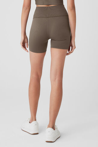 Alo Yoga 5" Seamless Ribbed Favorite Short - Olive Tree in Kuwait