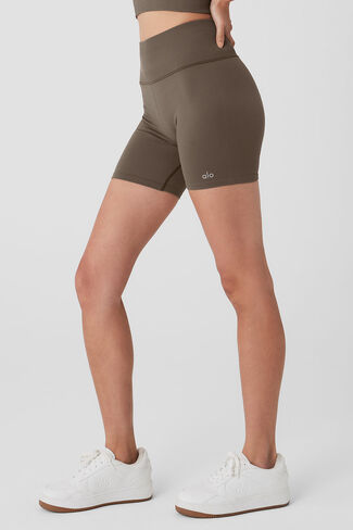 Alo Yoga 5" Seamless Ribbed Favorite Short - Olive Tree in Kuwait