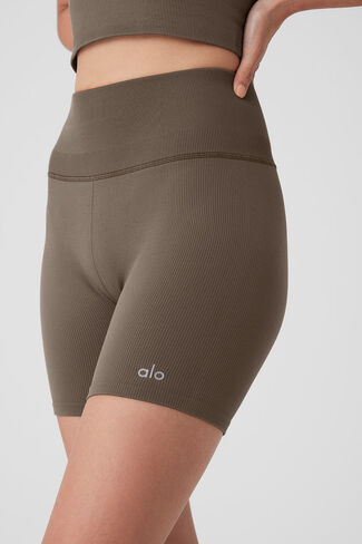 Alo Yoga 5" Seamless Ribbed Favorite Short - Olive Tree in Kuwait