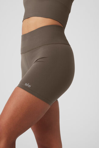 Alo Yoga 5" Seamless Ribbed Favorite Short - Olive Tree in Kuwait