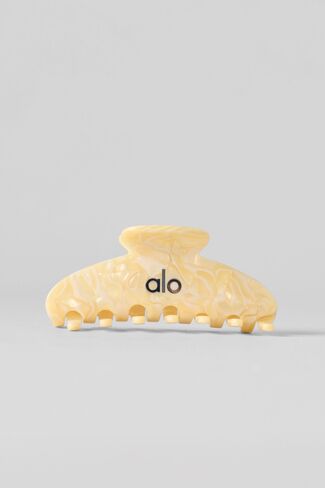 Alo Yoga 90's Claw Clip - Warm Butter Pearl - Warm Butter Pearl / One Size in Saudi Arabia