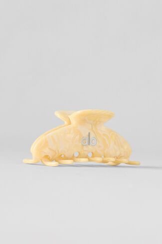 Alo Yoga 90's Claw Clip - Warm Butter Pearl - Warm Butter Pearl / One Size in Saudi Arabia