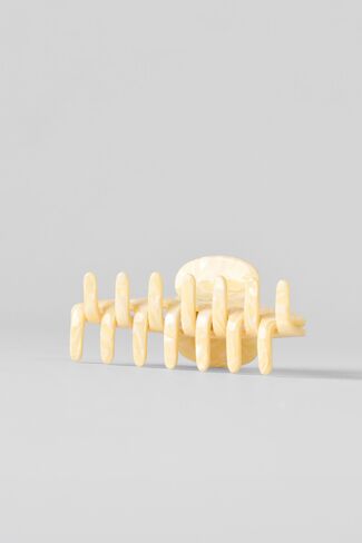 Alo Yoga 90's Claw Clip - Warm Butter Pearl - Warm Butter Pearl / One Size in Saudi Arabia
