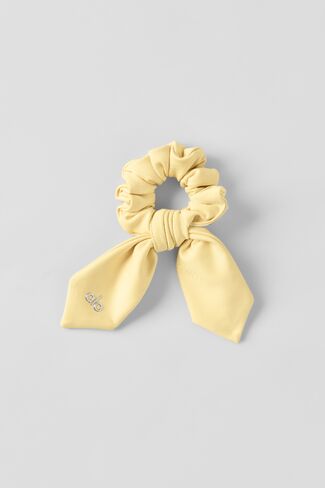 Alo Yoga Airlift Rhythm Scrunchie - Warm Butter - Warm Butter / One Size in Saudi Arabia