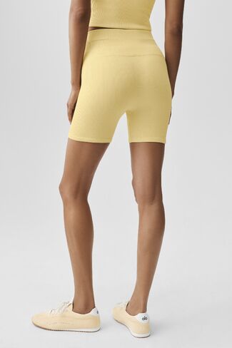 Alo Yoga 5" Seamless Ribbed Favorite Short - Warm Butter in Saudi Arabia