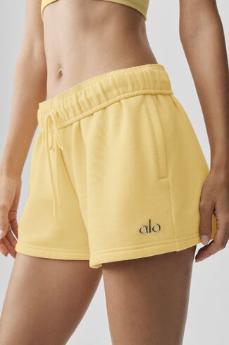 Alo Yoga Accolade Short - Warm Butter in Saudi Arabia