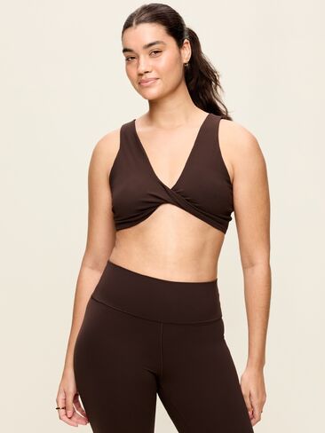 حمالة صدر رياضية Old Navy Light Support StudioSmooth Twist-Front - قهوة سوداء in Kuwait