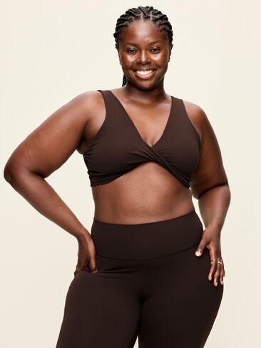 حمالة صدر رياضية Old Navy Light Support StudioSmooth Twist-Front - قهوة سوداء in Kuwait