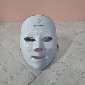 Hyzentmed Electronic light therapy apparatus for the skin Equipped with an adjustable strap, suitable for daily facial treatments. in Kuwait