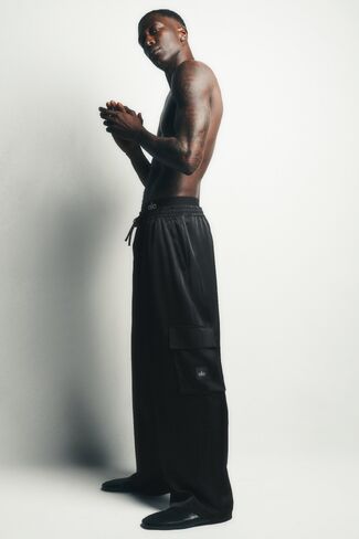 Alo Yoga Satin Horizon Straight Leg Cargo Pant - Black in Saudi Arabia