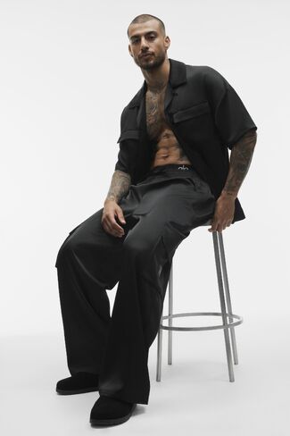 Alo Yoga Satin Horizon Straight Leg Cargo Pant - Black in Saudi Arabia