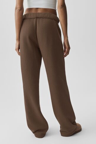 Alo Yoga Accolade Straight Leg Sweatpant - Java Brown in Kuwait