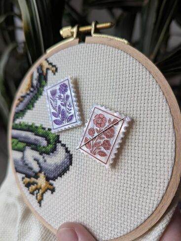 Floral Stamp Magnetic Needle Minder Set in Kuwait