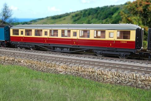 Hornby R40457 BR Gresley Corridor Crimson and Cream 1st Class E10126E in Saudi Arabia
