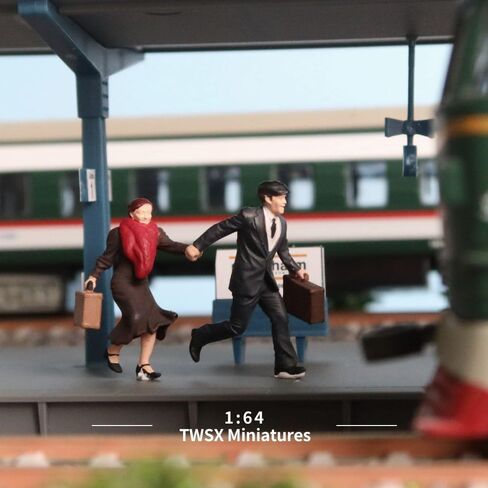 1:64 Scale Couple Catching Train 2pcs in Kuwait