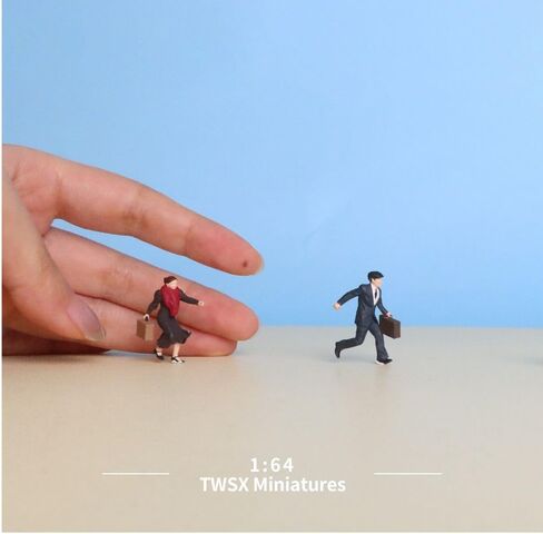 1:64 Scale Couple Catching Train 2pcs in Kuwait