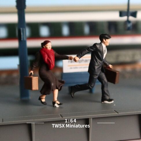 1:64 Scale Couple Catching Train 2pcs in Kuwait