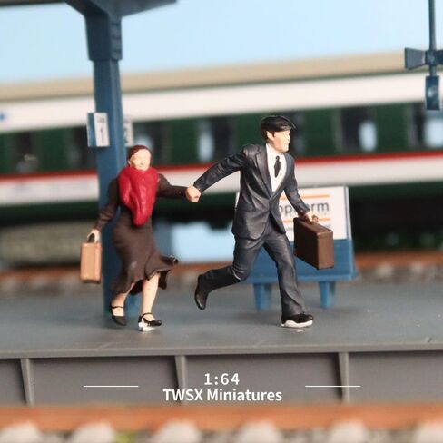 1:64 Scale Couple Catching Train 2pcs in Kuwait