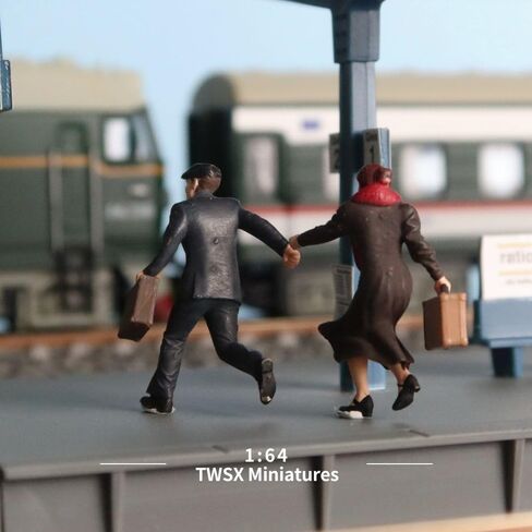 1:64 Scale Couple Catching Train 2pcs in Kuwait