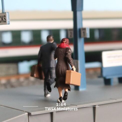 1:64 Scale Couple Catching Train 2pcs in Kuwait