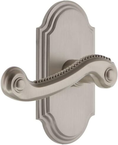 دمية مزدوجة ذات لوحة طويلة مقوسة من Grandeur Hardware مع رافعة نيوبورت من النيكل الساتان in Kuwait