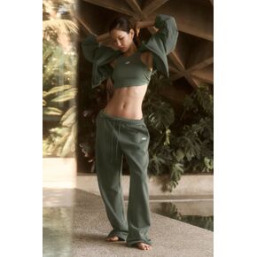 Alo Yoga Accolade Straight Leg Sweatpant - Bamboo Green in Kuwait