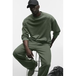 Alo Yoga Accolade Crew Neck Pullover - Bamboo Green in Kuwait