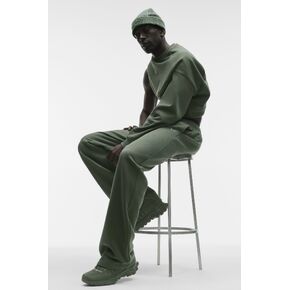 Alo Yoga Accolade Straight Leg Sweatpant - Bamboo Green in Kuwait