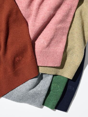 Uniqlo Lambswool V-Neck Sweater in Kuwait