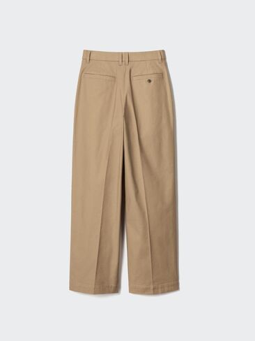 Uniqlo Pleated Chino Pants in Kuwait